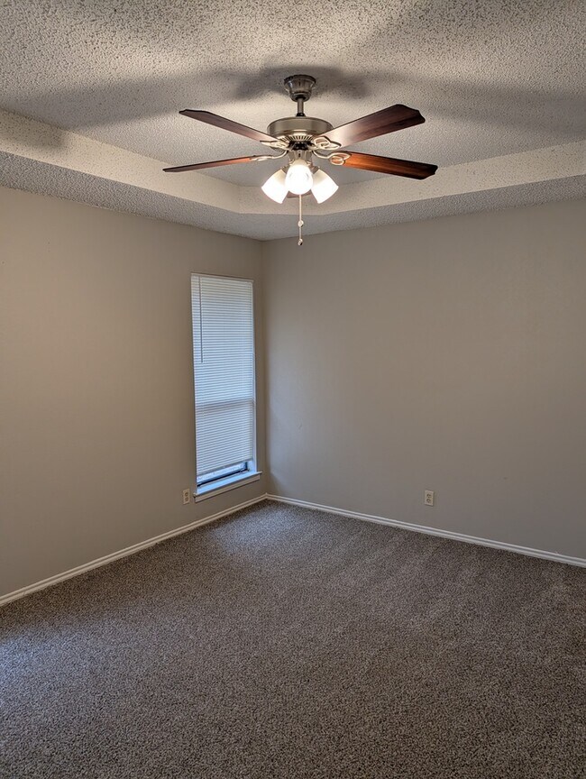 Building Photo - 1909 Willow Vale Dr