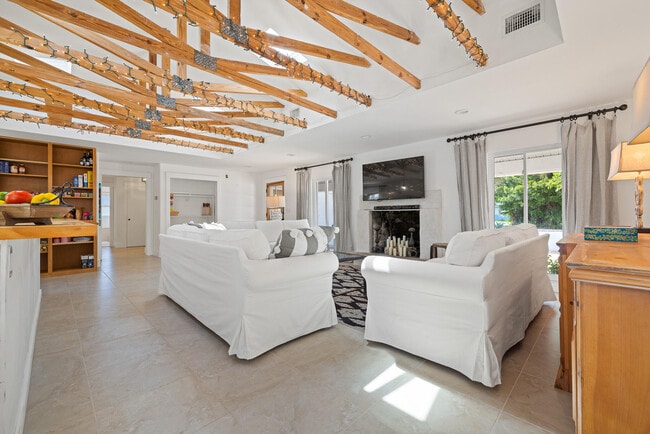 Building Photo - 425 10th Ave