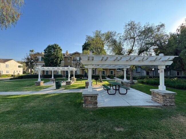 Building Photo - Beautiful 3 Bd/2Ba Spacious Home in Fuller...