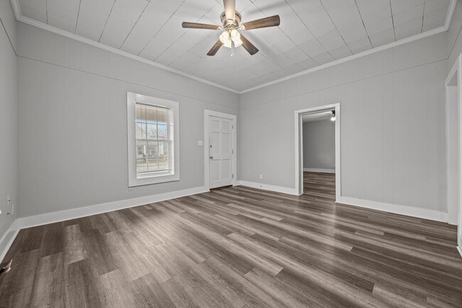 Building Photo - Newly Renovated 2 bed 1 bath!