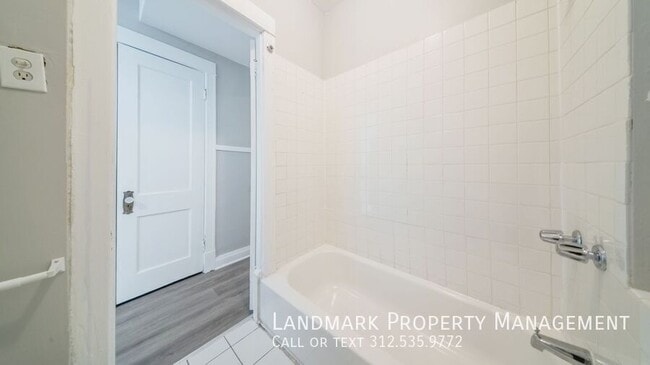 Building Photo - 2132 W Haddon-Unit 1