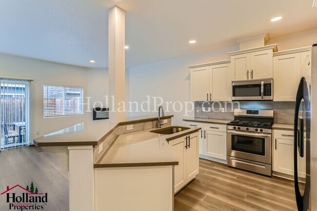 Building Photo - Gorgeous & Spacious Single-Home 3 beds 2.5 bath Available for you!