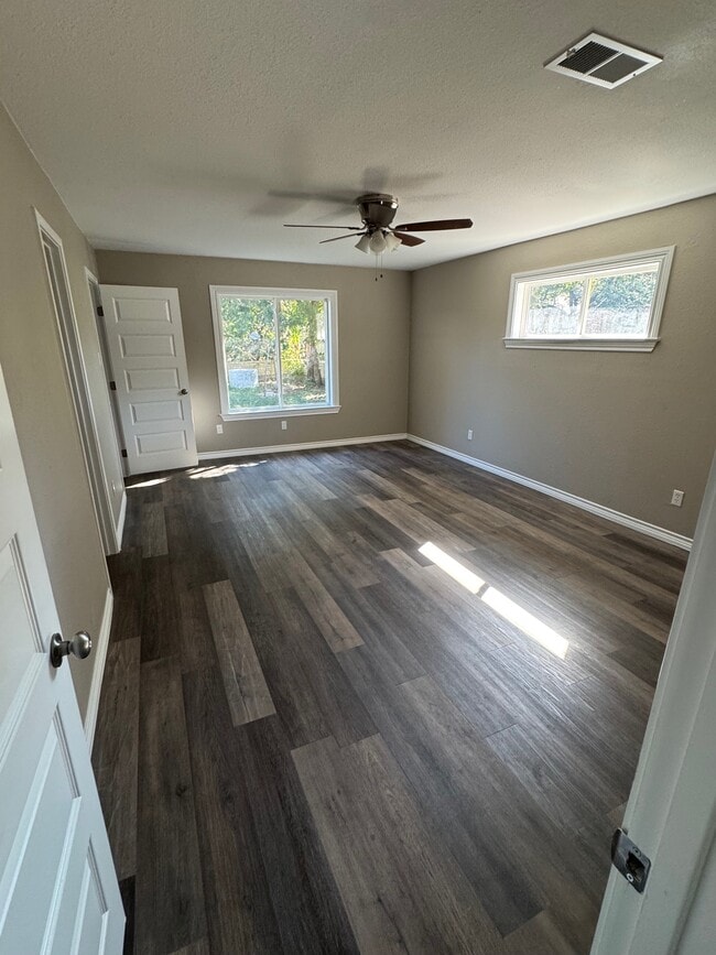 Building Photo - 605 S Ridgeway Dr