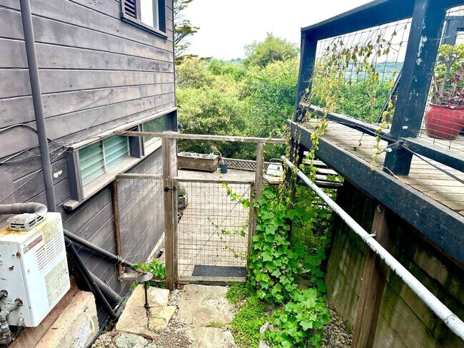 Building Photo - Cozy and Furnished-1 Bedroom, 1 Bath with Mountain Views