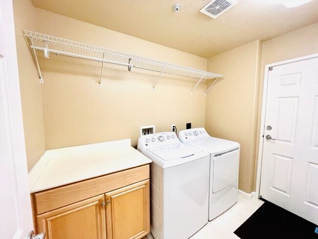 Building Photo - Beautiful 3BD/3BA, Two-Story Corner Unit C...
