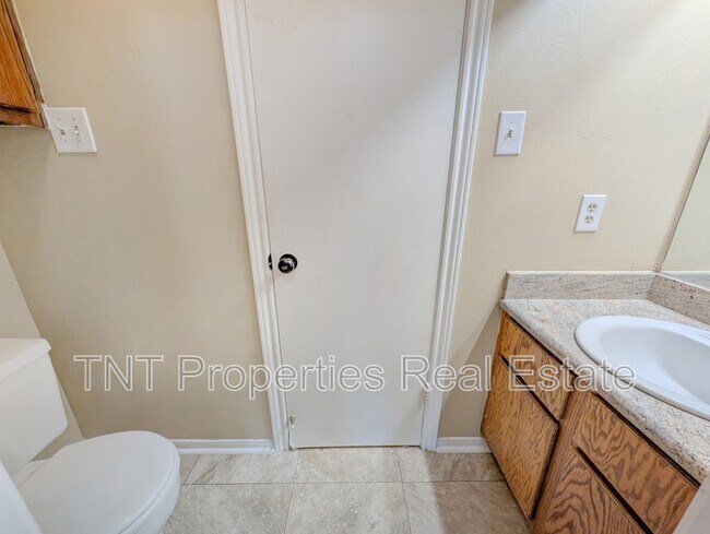 Building Photo - 1811 Woodsman Dr