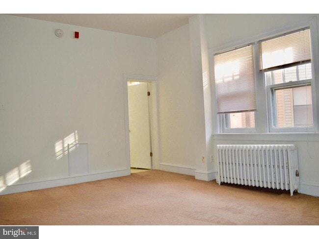 Building Photo - 332 S 17th St