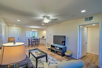 Building Photo - 4303 E Cactus Rd