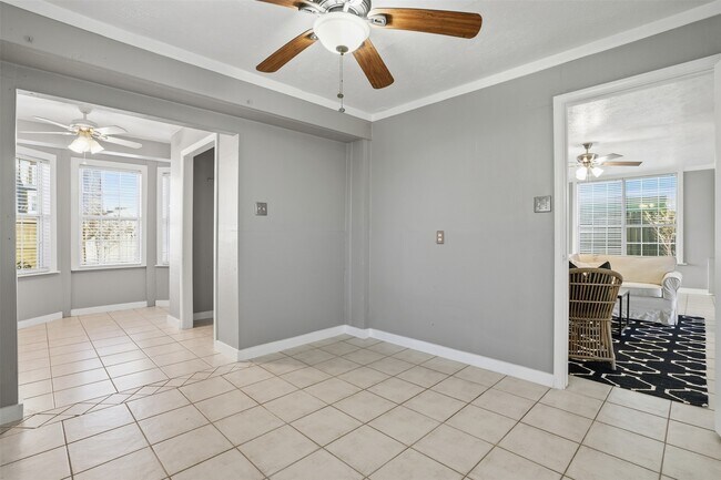 Building Photo - 818 Cedar Rd