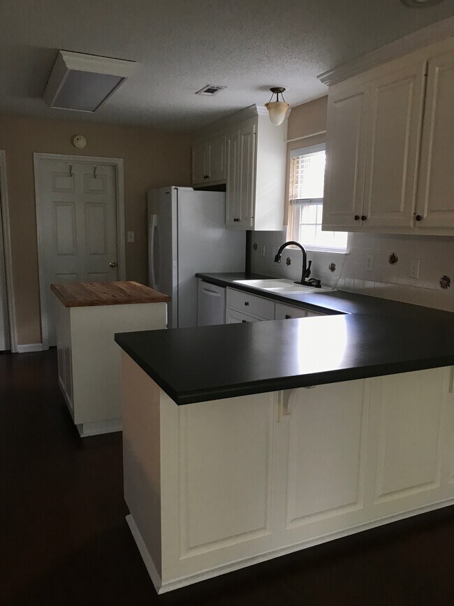 Building Photo - 110 Bridgeway Ln