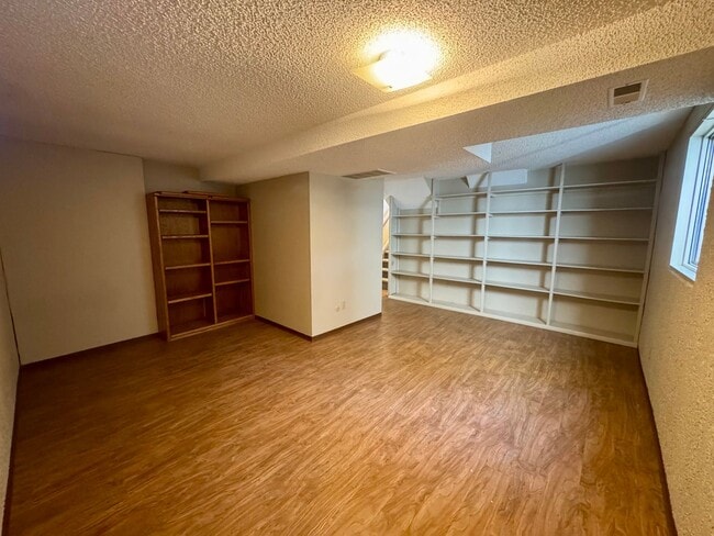 Building Photo - 4 Bedroom Home in Villa Loma-Available NOW