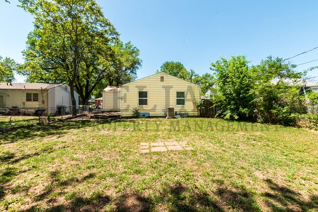 Building Photo - 1122 S Quentin St