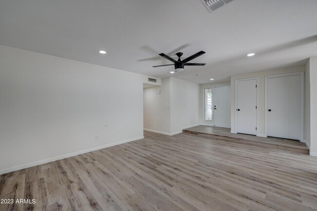 Building Photo - 7113 W Sunnyside Dr