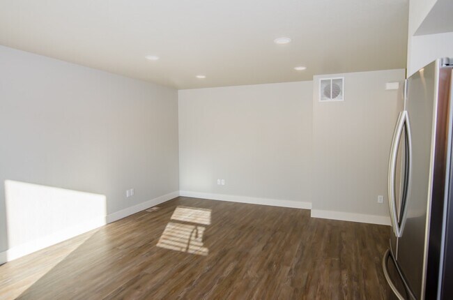 Building Photo - 922 N Garfield Ave