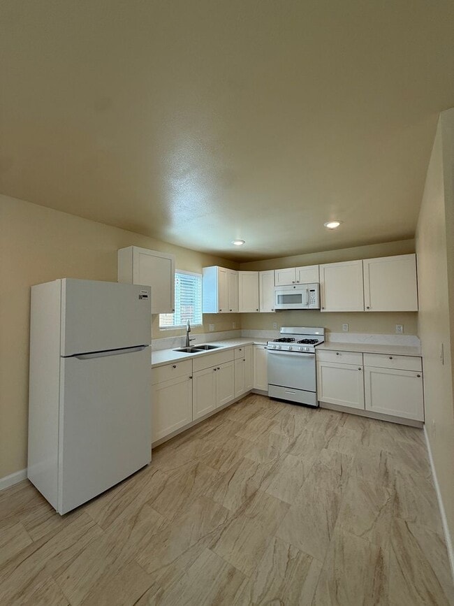 Building Photo - M12150