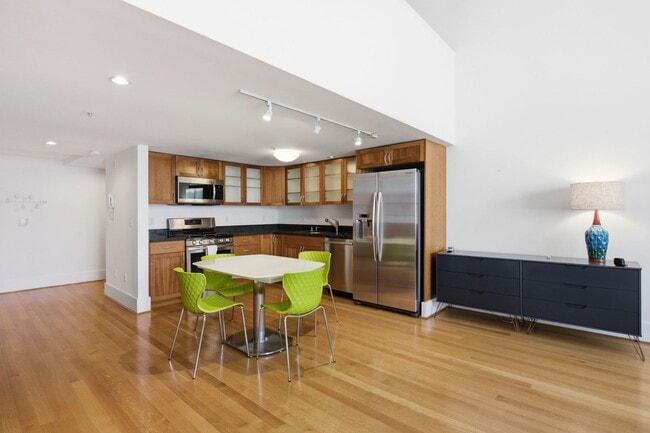 Building Photo - 520 6th St