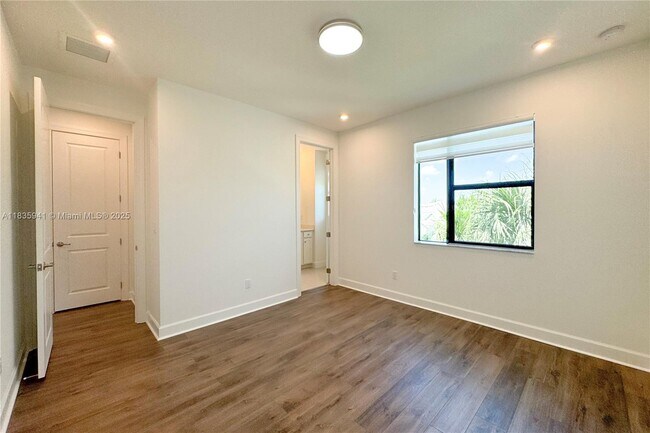 Building Photo - 2662 NW 87th Ter
