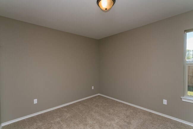 Building Photo - MOVE IN READY- Single Family Home- 3bedroo...