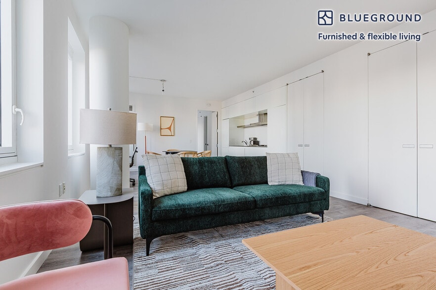 Building Photo - 70 W 45th St