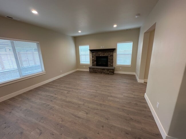 Building Photo - Newer SE Bend House w/A/C, 3 Bdrms, 2.5 Baths, 2160 Sq Ft, EVO OUTLET, Access to Pool, Dbl Garage