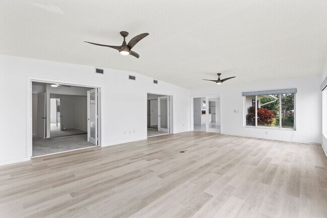 Building Photo - Riverfront Home in Ormond Beachside!
