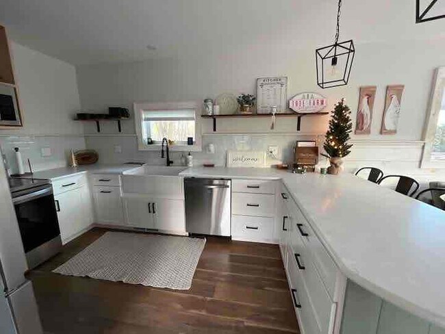 Building Photo - 220 ME-133