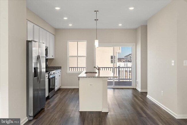 Building Photo - 403 18th Ave