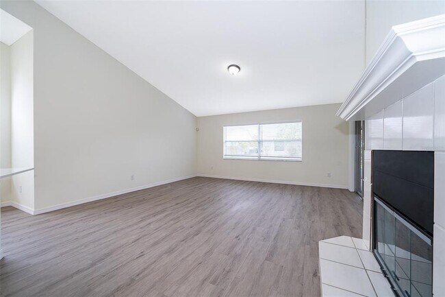 Building Photo - 2425 Rolling Broak Dr