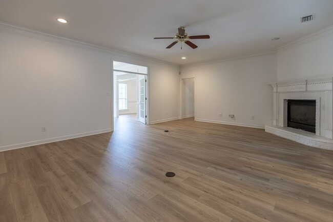 Building Photo - 212 North Cir