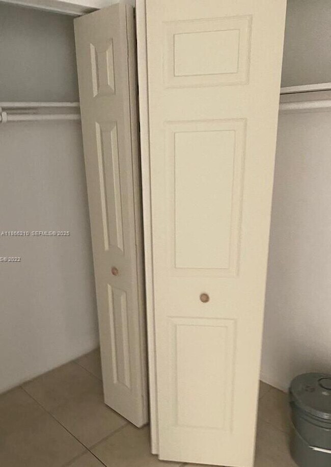 Building Photo - 18900 NE 3rd Ct