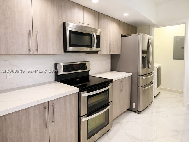 Building Photo - 6917 Collins Ave