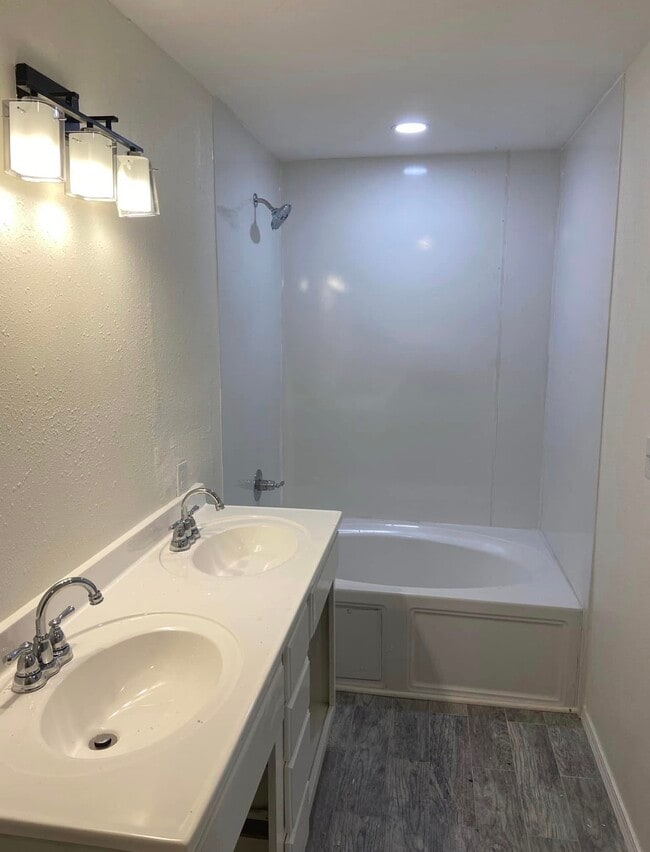 Building Photo - Tidwell Rd