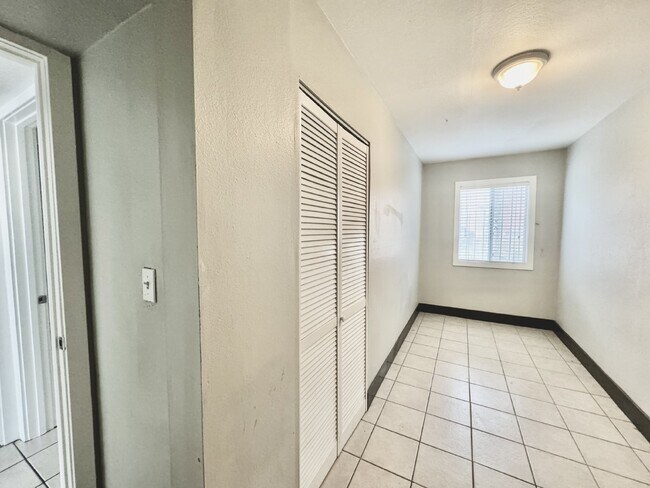Building Photo - Chic 2-Bedroom Condo in Heart of Las Vegas...