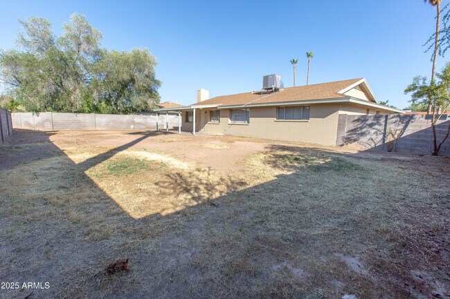 Building Photo - 704 E La Jolla Dr