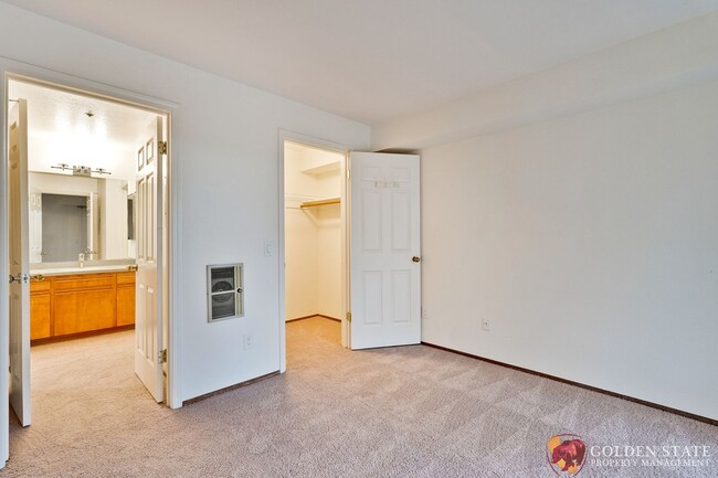 Building Photo - Top Floor Corner Unit - New Carpet - Eleva...