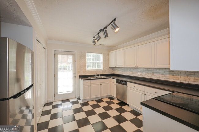 Building Photo - 37 Intown Pl