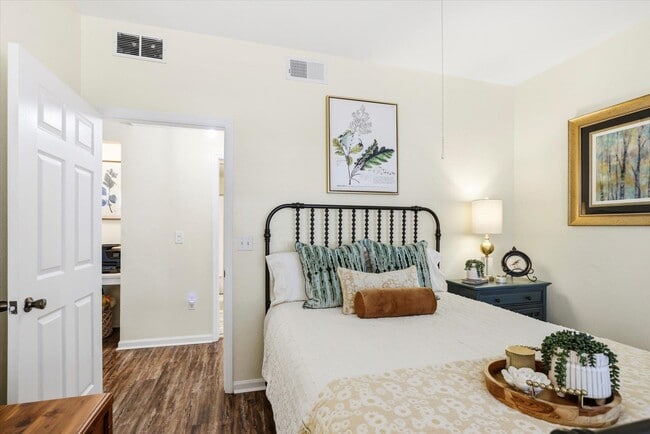 Building Photo - 2801 Chancellorsville Dr