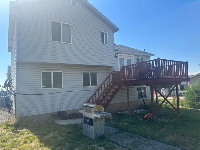 Building Photo - Great Tri-level home mountian views
