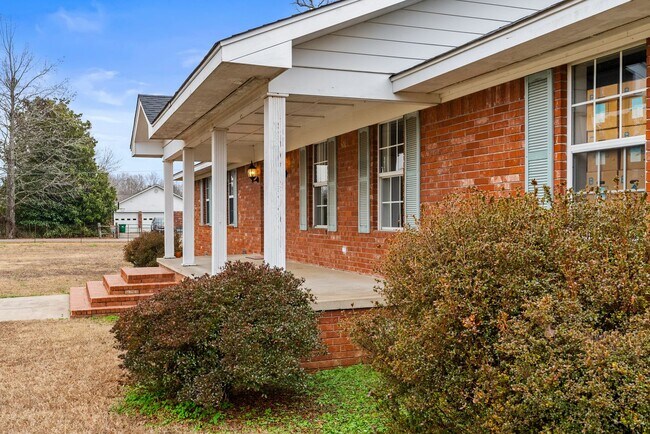 Building Photo - Country Living within Minutes of City Life