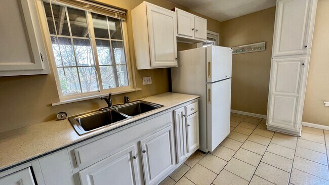 Building Photo - 520 Henry Ave SE