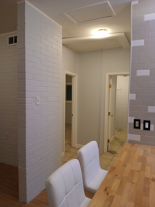 Building Photo - 2604 Rogers Ave