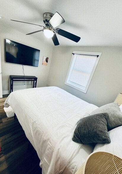 Building Photo - 403 Cedar Lane Rd