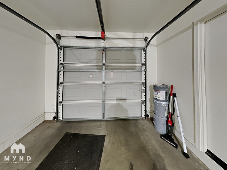 Building Photo - 1409 N 81st Dr