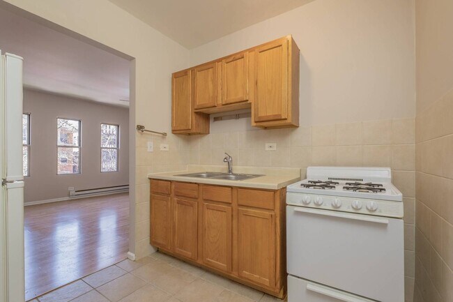 Building Photo - 5511 N Kenmore Ave