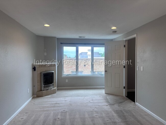 Building Photo - 5 Bed/4 Bath, 2,553 Sqft -1259 N Washingto...