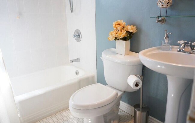 Building Photo - Single Family Home close to Sloan's Lake