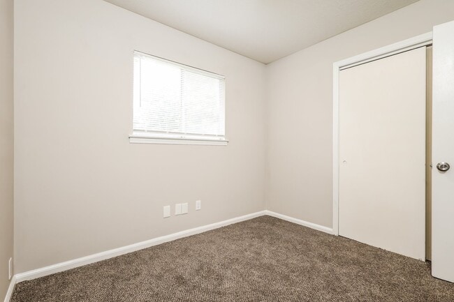 Building Photo - 904 Kirkland Dr