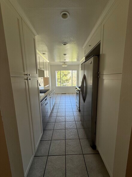 Building Photo - 1758 Palisades Dr