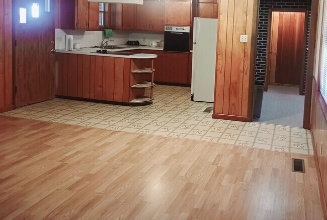 Building Photo - 600 Paw Paw Rd