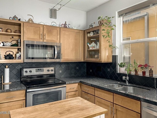 Building Photo - 706 E Washington St